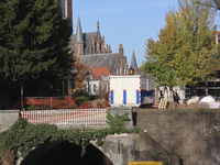 851480 Gezicht op de herinrichtingswerkzaamheden van de Tolsteegbarrière te Utrecht, met linksonder de Bijlhouwerbrug ...